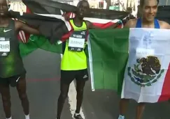 Juan Luis Barrios con la bandera de México 