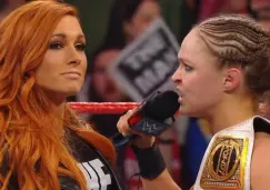 Becky Lynch y Ronda Rousey durante una lucha