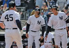 Jugadores de Yankees festejan en el juego contra Orioles