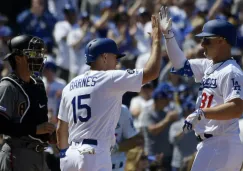 Jugadores de los Dodgers celebran carrera contra Arizona