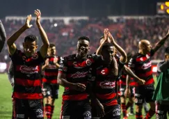 Jugadores de xolos festejan tras un triunfo en el C2019