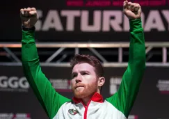 Canelo Álvarez durante un pesaje