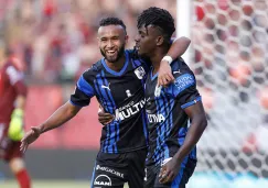 Sierra y Ake Loba festejando el gol ante Xolos 