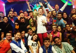 Umutcan sostiene el trofeo de campeón de la Just Dance World Cup 2019