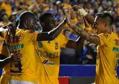 Los jugadores de Tigres festejan un gol contra Santos