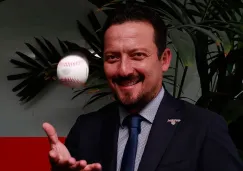 Javier Salinas con una pelota de beisbol