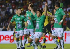 Jugadores del León festejan un gol de Ángel Mena