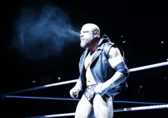 Triple H hace su entrada al ring