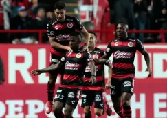 Jugadores de Xolos celebran anotación contra América