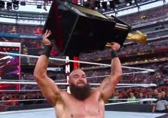 Braun Strowman festeja con el trofeo