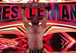 Seth Rollins festeja con el campeonato Universal