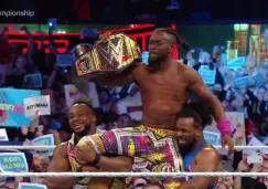 Kofi Kingston festeja con sus hijos y compañeros en el ring