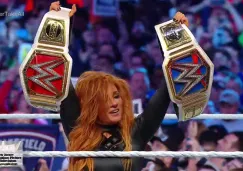 Becky Lynch festeja con ambos campeonatos