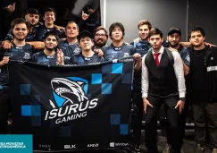 Los integrantes de Isurus Gaming posan tras derrotar a All Knights