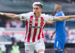 Brian Fernández celebrando un gol con el Necaxa 