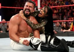 Andrade festeja su triunfo con Zelina Vega