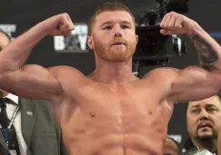 Canelo Álvarez durante un pesaje