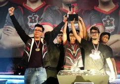 Los jugadores de Cream Esports levantan su trofeo de campeón