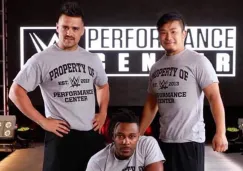 Garza Jr. posa con Kushida y Shane Strickland