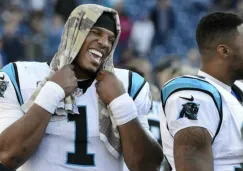 Cam Newton en la banca durante un juego de las Panteras 