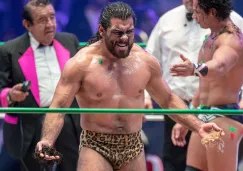 Bárbaro Cavernario festeja con la cabellera de Volador Jr.