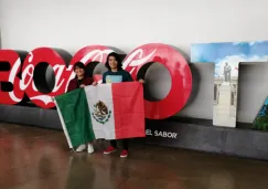 Andrés y Alitzel con la bandera de México en la Arena Movistar 