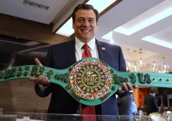 Mauricio Sulaimán presume el cinturón maya