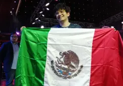 Seiya presume la bandera de México tras ganar la LLA