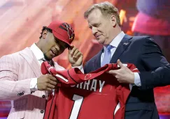 Kyler Murray junto al Comisionado de la NFL