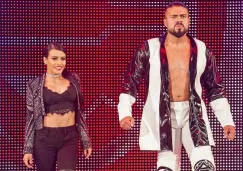 Andrade hace su entrada al ring con Zelina Vega