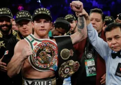 Canelo Álvarez festeja un título