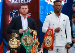 Canelo y Jacobs posan con sus respectivos campeonatos 