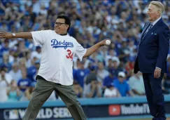 Fernando Valenzuela lanzando la primera bola en un juego de Dodgers