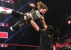 AJ Styles conecta el Codazo Fenomenal sobre Seth Rollins