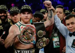 Canelo Álvarez festeja un título 