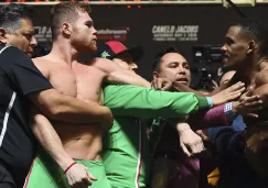 Canelo y Jacobs se enfrentan durante la ceremonia de pesaje