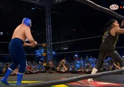 Momento en que Blue Demon Jr. arroja los polvos blancos a Wagner Jr.