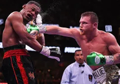 Canelo conectándole un golpe a Jacobs 