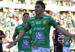 Ángel Mena celebra una anotación ante Atlas