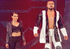 Andrade hace su entrada al ring con Zelina Vega