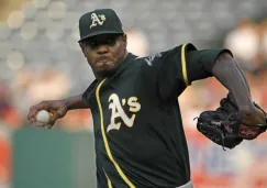 Edwin Jackson lanza la pelota durante un partido