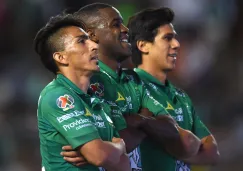 Mena, Campbell y Macías festejan gol con León