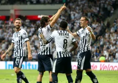 Jugadores de Rayados celebran anotación contra Necaxa