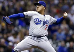 Julio Urías hace un lanzamiento en partido de la MLB 