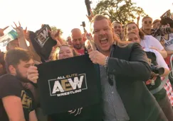 Chris Jericho sostiene una toalla de All Elite Wrestling