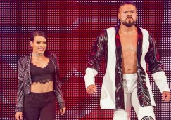 Andrade y Zelina Vega entran al ring