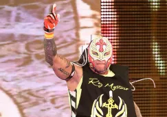 Rey Mysterio hace su entrada a RAW