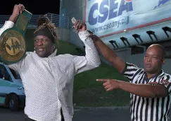 R-Truth posa con el campeonato 24/7