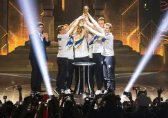 Los jugadores de G2 Esports levantan el trofeo de campeón en el MSI 2019