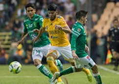 La disputa por el balón en un León vs Tigres